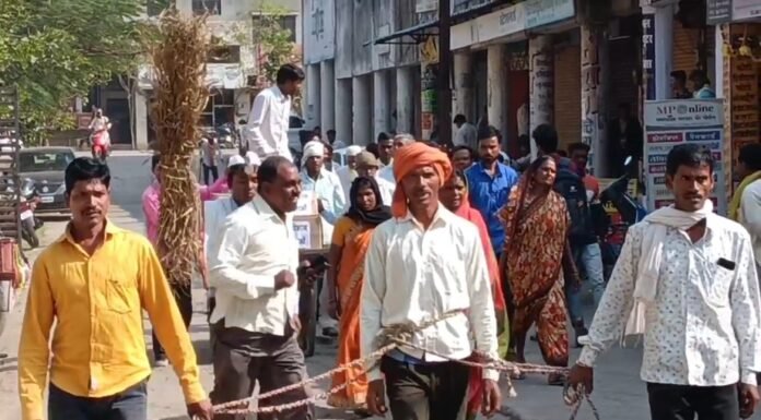पांढुर्णा :किसान को रस्सियों से बांधकर निकाली रैली ,SDM से किसानों ने लगाई बिजली और नहर का पानी देने की गुहार 
