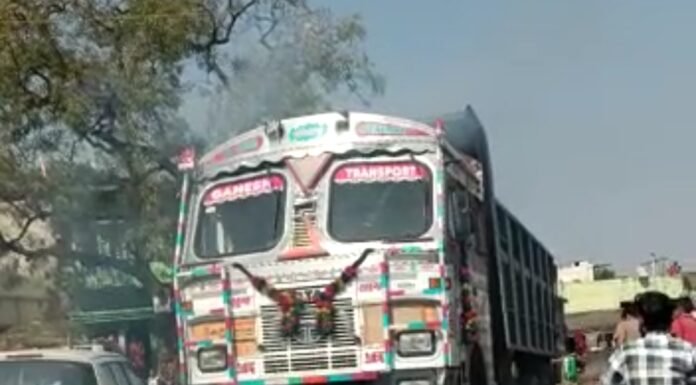 …जब चलते डंपर में लगी आग , लोगो ने कुँए की मोटर शुरू करके बुझाई आग