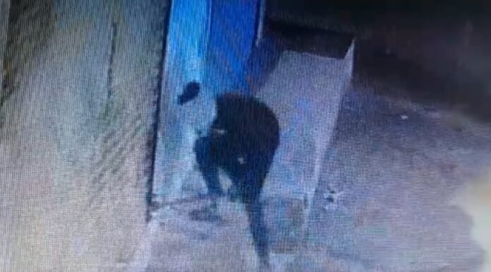 शराब पीने के लिए शराब चोरी की कोशिश : रॉड लेकर आए थे दो चोर , 10 मिनिट तक चलता रहा चोरी का प्रयास…