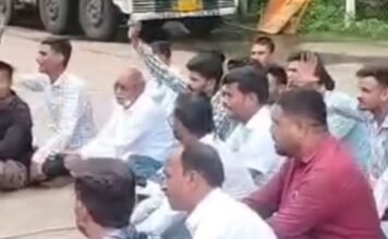 पांढुर्णा: ग्रामीणों को पुलिस थाने के सामने क्यों देना पड़ा धरना,आखिर एएसपी ने पुलिस कर्मी को क्यों करना पड़ा सस्पेंड -देखे पूरा मामला…