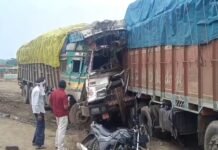 पांढुर्णा: ट्रक के ब्रेक फेल -खड़े ट्रक में घुसा ट्रक , कैबिन में फंसा ड्राइवर -देखे पूरी खबर…