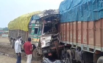 पांढुर्णा: ट्रक के ब्रेक फेल -खड़े ट्रक में घुसा ट्रक , कैबिन में फंसा ड्राइवर -देखे पूरी खबर…